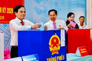 Ủy viên Bộ Chính trị, Bí thư Thành ủy Thành phố Hồ Chí Minh Trần Lưu Quang bỏ phiếu bầu cử sáng 15/3. (Ảnh: THẾ ANH)