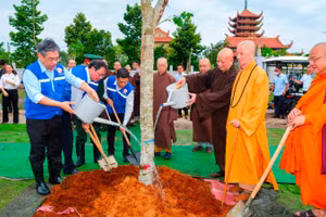 Đồng chí Nguyễn Phước Lộc và Đại lão hòa thượng Thích Trí Quảng trồng cây trong "Vườn cây đại đoàn kết".