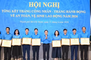 Chủ tịch Tổng Liên đoàn Lao động Việt Nam Nguyễn Anh Tuấn trao Bằng khen đến tập thể, cá nhân. (Ảnh: VIỆT DŨNG)