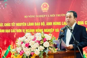 Bộ trưởng Nông nghiệp và Môi trường Trần Đức Thắng chia sẻ thông tin về hoạt động của ngành với các đại biểu tham dự buổi gặp mặt. (Ảnh: VƯƠNG LÊ)