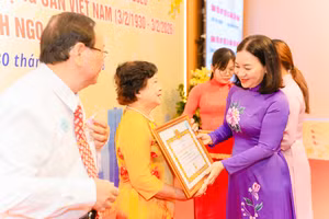 Đồng chí Trương Thị Bích Hạnh, Ủy viên Ban Thường vụ Thành ủy, Phó Chủ tịch Thường trực Ủy ban Mặt trận Tổ quốc Việt Nam Thành phố Hồ Chí Minh trao Huy hiệu Đảng đến đảng viên phường Minh Phụng.