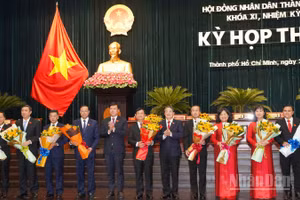 Phó Chủ tịch Quốc hội Nguyễn Đức Hải, Phó Bí thư Thường trực Thành ủy Thành phố Hồ Chí Minh Lê Quốc Phong chúc mừng ra mắt Thường trực Hội đồng nhân dân Thành phố Hồ Chí Minh. (Ảnh: THẾ ANH)