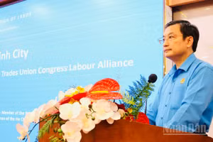 Đồng chí Phạm Trọng Nhân, Phó Chủ tịch Liên đoàn Lao động Thành phố phát biểu tại buổi làm việc. (Ảnh: VƯƠNG LÊ)