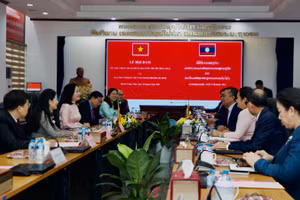 Đoàn đại biểu Ủy ban Mặt trận Tổ quốc Việt Nam Thành phố Hồ Chí Minh hội đàm với Ủy ban Mặt trận Lào xây dựng đất nước Thủ đô Viêng Chăn.