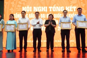 Lãnh đạo Thành phố Hồ Chí Minh trao Bằng khen của Ủy ban nhân dân thành phố cho các tập thể có thành tích xuất sắc trong công tác bầu cử. 