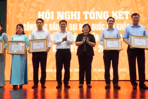 Lãnh đạo Thành phố Hồ Chí Minh trao Bằng khen của Ủy ban nhân dân thành phố cho các tập thể có thành tích xuất sắc trong công tác bầu cử. 