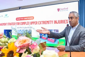 Các chuyên gia đến từ Đại học Stanford (Hoa Kỳ) trao đổi tại hội thảo.