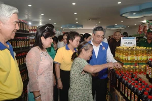 Người dân vui mừng tham gia ngày hội. (Ảnh: THẾ ANH)