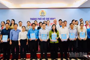 Liên đoàn Lao động Thành phố trao quy chế phối hợp đã ký kết với các Đảng ủy xã, phường, đặc khu. (Ảnh: VƯƠNG LÊ)