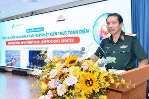 Thiếu tướng, Tiến sĩ, Bác sĩ Trần Quốc Việt, Giám đốc Bệnh viện Quân y 175 phát biểu tại hội thảo.