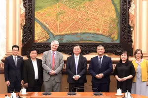 Các đại biểu chụp ảnh lưu niệm. Ảnh: Bảo Ninh 