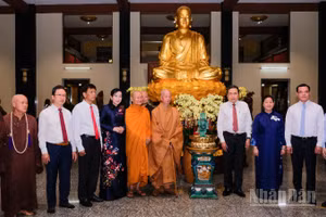 Chủ tịch Quốc hội Trần Thanh Mẫn thăm, chúc mừng Đại lão Hòa thượng Thích Trí Quảng, Đức Pháp chủ Hội đồng Chứng minh Giáo hội Phật giáo Việt Nam. (Ảnh: THẾ ANH)
