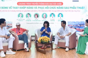 Các chuyên gia trong nước và quốc tế chia sẻ tại buổi tọa đàm.