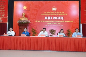 Các ứng cử viên đại biểu Quốc hội khóa XVI, nhiệm kỳ 2026-2031 đơn vị số 6 tiếp xúc cử tri phường Xuân Hòa, Bàn Cờ, Nhiêu Lộc (Thành phố Hồ Chí Minh). (Ảnh: THẾ ANH)