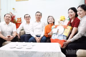 Đồng chí Nguyễn Phước Lộc và đoàn đã tới thăm, tặng quà Mẹ Việt Nam Anh hùng Nguyễn Thị Ty.