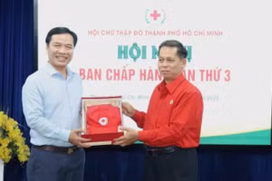 Ông Nguyễn Minh Nhựt nhận quà lưu niệm từ Hội Chữ thập đỏ thành phố.