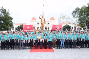 Đoàn đại biểu tham gia chương trình "Hành trình theo chân Bác" năm 2026 dâng hoa, báo công với Bác.