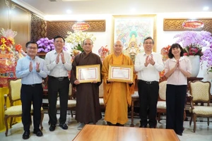 Đồng chí Nguyễn Phước Lộc trao Bằng khen của Ủy ban nhân dân thành phố cho Thượng tọa Thích Thanh Phong và Thượng tọa Thích Tâm Hải.