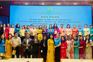 Các cán bộ phụ trách công tác nữ công được nhận quà từ Liên đoàn lao động Thành phố. 