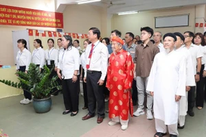 Nhà nghiên cứu Nguyễn Đình Tư (106 tuổi) mặc áo dài đỏ tham gia bầu cử sáng 15/3.