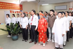 Nhà nghiên cứu Nguyễn Đình Tư (106 tuổi) mặc áo dài đỏ tham gia bầu cử sáng 15/3.