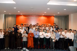 Lãnh đạo Thành phố Hồ Chí Minh cùng các đại biểu.