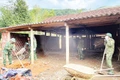 Các "đội thợ xây không đồng" của Bộ đội Biên phòng Hà Tĩnh đảm nhiệm xây nhà mới cho những hộ dân gặp khó khăn về nhà ở. (Ảnh: NGÔ TUẤN)