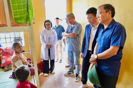 Đoàn công tác Viện Vệ sinh dịch tễ Trung ương thăm, động viên các trường hợp đang được cách ly, điều trị bệnh lỵ trực trùng tại khu vực Mường Nhé.