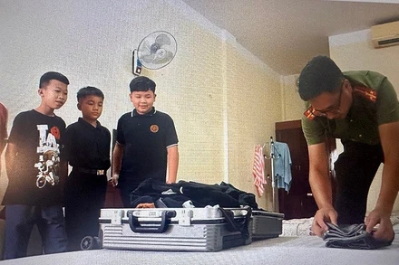 Cán bộ Công an tỉnh Điện Biên hướng dẫn các con nuôi sắp xếp đồ dùng cá nhân tại mái nhà chung.