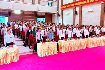 Đại biểu dự Đại hội Đảng bộ xã Nà Hỳ lần thứ nhất thực hiện nghi lễ chào cờ.