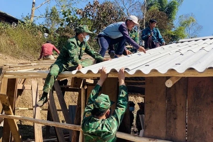 Chiến sĩ Đồn Biên phòng Na Cô Sa thuộc Bộ Chỉ huy Bộ đội Biên phòng tỉnh Điện Biên giúp hộ nghèo đồng bào dân tộc thiểu số ở Na Cô Sa làm nhà ở mới. 