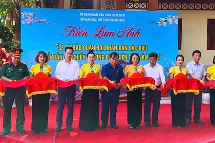 Đại biểu cắt băng khai mạc Triển lãm. 