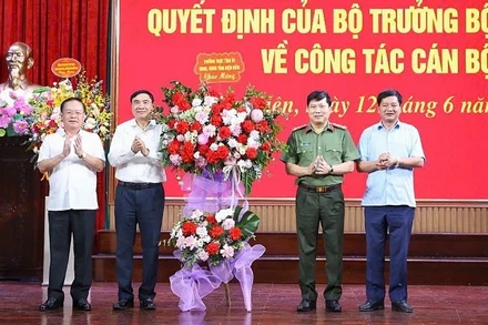 Lãnh đạo Tỉnh ủy, Ủy ban nhân dân tỉnh Điện Biên tặng hoa chúc mừng đồng chí Vũ Văn Đấu. (Ảnh: LÊ LAN)