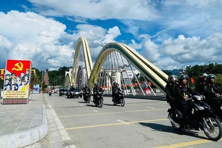 Cán bộ, chiến sĩ Phòng Cảnh sát cơ động Công an tỉnh Điện Biên tăng cường tuần tra khép kín địa bàn. (Ảnh: GIANG TRANG)