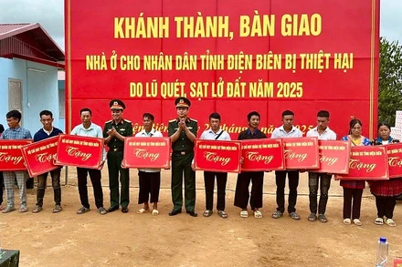 Các đồng chí lãnh đạo Bộ Chỉ huy quân sự tỉnh Điện Biên trao quà tặng các gia đình ở bản Háng Pu Xi (xã Xa Dung) trong lễ bàn giao nhà ở tại khu tái định cư mới. 