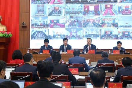 Các đồng chí lãnh đạo Tỉnh ủy Điện Biên chủ trì hội nghị lần thứ 6, Ban Chấp hành Đảng bộ tỉnh Điện Biên.