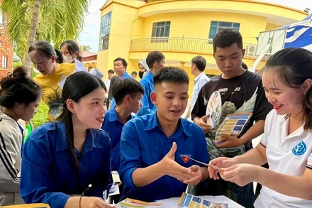 Sinh viên các trường cao đẳng trên địa bàn tỉnh Điện Biên hào hứng tìm hiểu thông tin tuyển dụng do Công ty TNHH Thương mại và Xây dựng số 6 Điện Biên cung cấp.