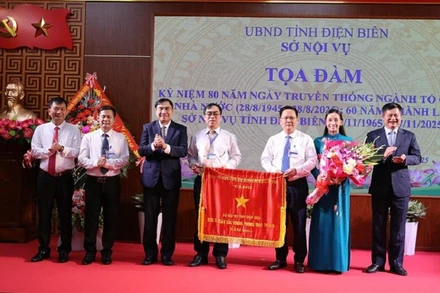 Thừa ủy quyền Thủ tướng Chính phủ, đồng chí Trần Quốc Cường, Bí thư Tỉnh ủy và đồng chí Lê Thành Đô, Chủ tịch Ủy ban nhân dân tỉnh Điện Biên trao Cờ thi đua của Chính phủ cho Sở Nội vụ tỉnh Điện Biên.