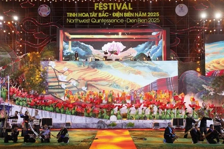 Chương trình văn nghệ đặc sắc trong đêm khai mạc Festival Tinh hoa Tây Bắc-Điện Biên, thu hút hàng nghìn nhân dân, du khách theo dõi.