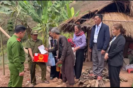 Thành viên tổ bầu cử số 2 xã Mường Nhé, tỉnh Điện Biên đem hòm phiếu phụ đến bản Huổi Ban để cử tri tuổi cao bỏ phiếu bầu.