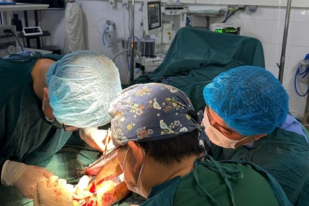 Bác sĩ Bệnh viện đa khoa tỉnh Điện Biên đang tiến hành nối vết đứt chân trái cho bệnh nhân V.H.T. 