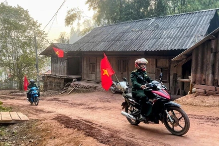 Cán bộ, chiến sĩ Đồn biên phòng Nậm Nhừ đem theo loa di động về từng bản tuyên truyền nội dung cuộc bầu cử đến nhân dân. 