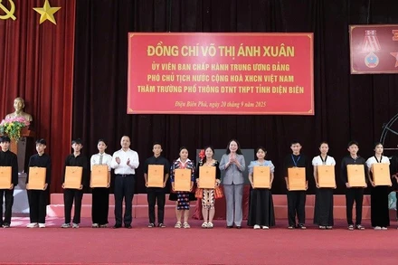 Phó Chủ tịch nước Võ Thị Ánh Xuân trao học bổng cho 30 học sinh là con em đồng bào các dân tộc thiểu số đang theo học tại Trường Phổ thông dân tộc nội trú tỉnh Điện Biên. 
