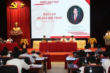 Đông đảo đại biểu, chuyên gia dự Hội thảo khoa học "Xây dựng nông thôn mới ở một số tỉnh Tây Bắc hiện nay" được tổ chức tại tỉnh Điện Biên vào sáng 17/8.