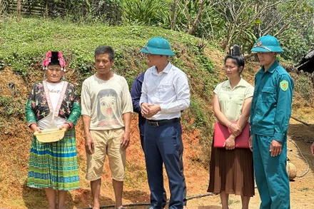 Đồng chí Nguyễn Văn Tăng, Bí thư Đảng ủy xã Tìa Dình (tỉnh Điện Biên) động viên bà con nhân dân bản trung tâm Háng Lìa tích cực lao động sản xuất để vươn lên phát triển kinh tế gia đình. (Ảnh: BÍCH HẠNH)