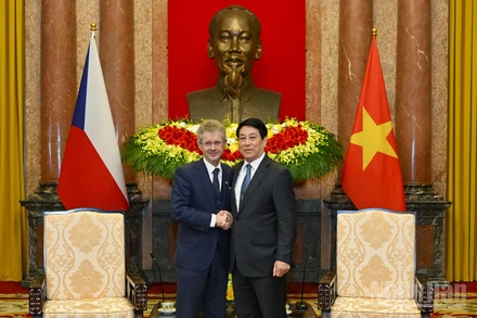 Chủ tịch nước Lương Cường và Chủ tịch Thượng viện Quốc hội Cộng hòa Séc Milos Vystrcil.