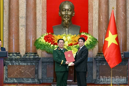 Chủ tịch nước Lương Cường trao Quyết định bổ nhiệm chức vụ Chủ nhiệm Tổng cục Chính trị Quân đội nhân dân Việt Nam, đồng thời thăng quân hàm cấp Thượng tướng lên cấp Đại tướng đối với đồng chí Nguyễn Trọng Nghĩa.