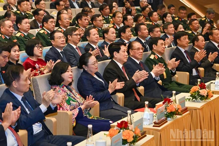 Các đồng chí lãnh đạo, nguyên lãnh đạo Đảng, Nhà nước và đại biểu tham dự lễ kỷ niệm.