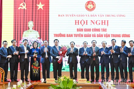 Lãnh đạo Ban Tuyên giáo và Dân vận Trung ương tặng hoa chúc mừng Đại tướng Nguyễn Trọng Nghĩa, Ủy viên Bộ Chính trị, Bí thư Trung ương Đảng, Ủy viên Ban Thường vụ Quân ủy Trung ương, Chủ nhiệm Tổng cục Chính trị Quân đội nhân dân Việt Nam.