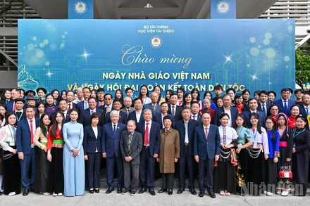 Phó Chủ tịch Quốc hội Đỗ Văn Chiến cùng các đại biểu và sinh viên Học viện Tài chính tại lễ kỷ niệm.